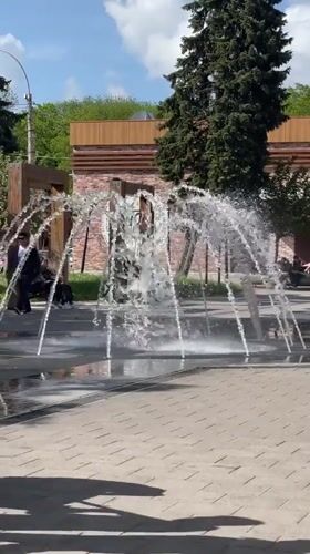 Witness captures routine midday scenes across Stavropol parks and streets