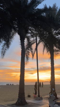 Pattaya beachfront sunset draws families, vendors during evening hours
