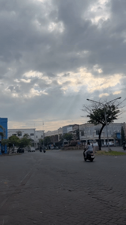 Daily life documented across Indonesian towns over 90 minutes