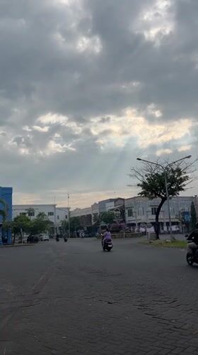 Daily life documented across Indonesian towns over 90 minutes
