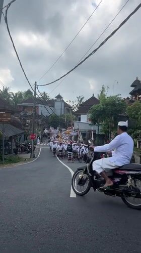 Traditional Balinese religious procession through Tegallalang streets