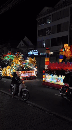 Illuminated Buddhist parade floats process through Đà Lạt streets