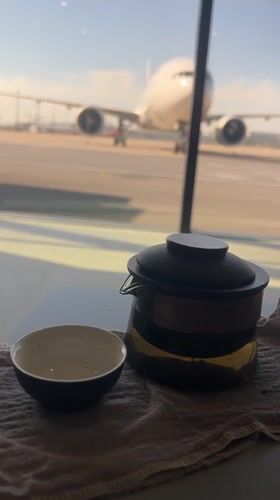 Late night tea service observed at Shanghai Pudong Airport
