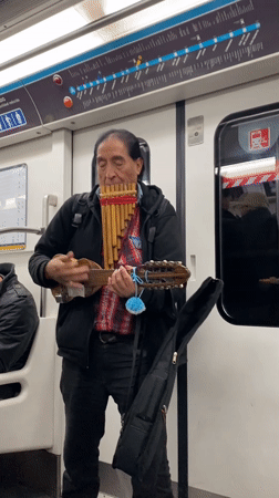 Dual-instrument busking on the Buenos Aires subway