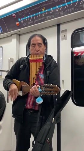 Dual-instrument busking on the Buenos Aires subway