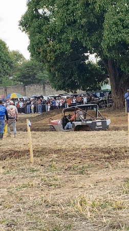 Off-road racing event draws crowds in Tinaquillo, Venezuela