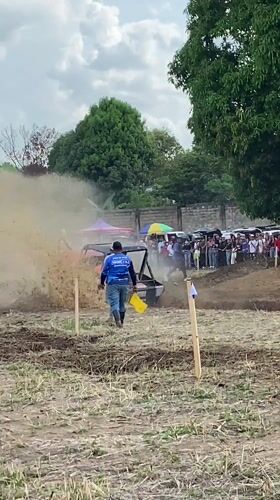 Off-road racing event draws crowds in Tinaquillo, Venezuela