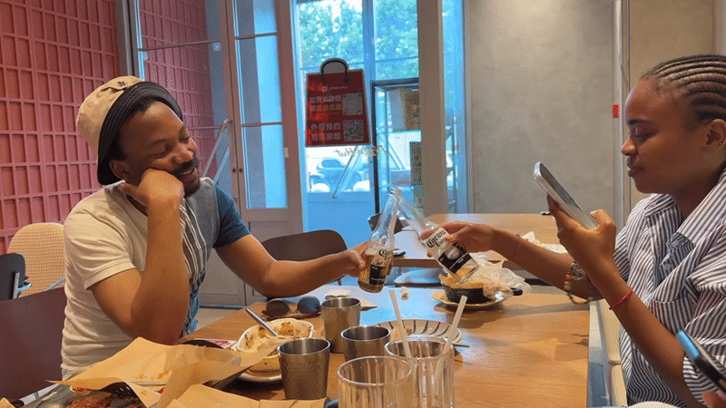 Couple shares intimate breakfast at Daxing District restaurant