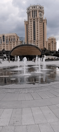 Visitors capture everyday moments at Moscow's Zaryadye Park