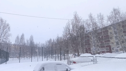 Heavy snowfall blankets residential Nizhnevartovsk in April