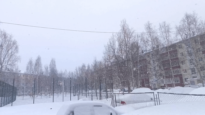 Heavy snowfall blankets residential Nizhnevartovsk in April