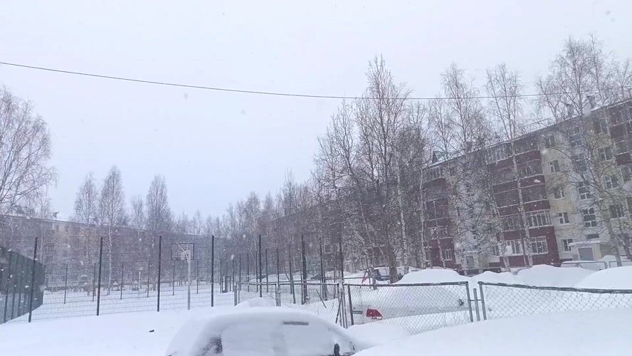 Heavy snowfall blankets residential Nizhnevartovsk in April