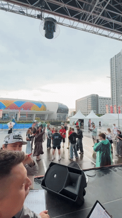 Outdoor music event in Krasnoyarsk pushes through rainy conditions