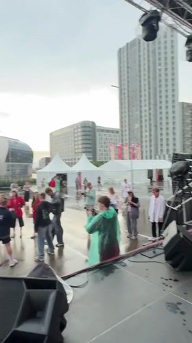 Outdoor music event in Krasnoyarsk pushes through rainy conditions