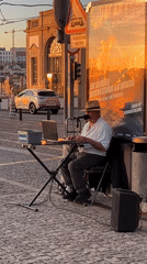 Street performer draws crowd in Vila Nova de Gaia