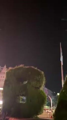 The video pans up to show the Obelisco de Buenos Aires, Argentina at night. In front of the obelisk is a large green, trimmed hedge in the shape of an "A" with a hole in the middle that allows a view of the obelisk. An Argentine flag is seen to the left of the obelisk. The street behind the obelisk has traffic and illuminated buildings. At the end of the video, a man walks across the street near the hedges.