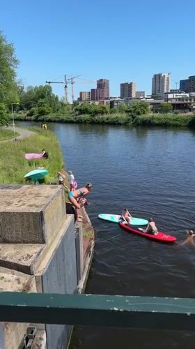 Amsterdam residents enjoy sunny Sunday morning in Noorderpark waterways
