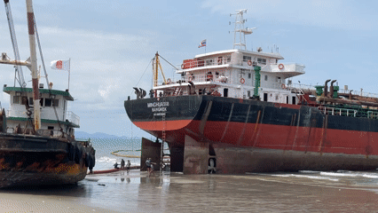 Ships stranded on Pattaya beach amid construction activity