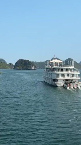 Morning cruise captures serene Ha Long Bay limestone landscapes