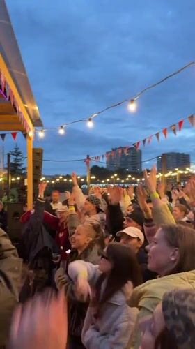 Evening outdoor concert draws crowds in Naberezhnye Chelny, Russia
