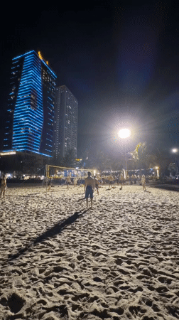 Nighttime beach volleyball game draws players, spectators in Đà Nẵng