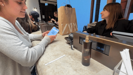 Routine shopping activity documented in Milan Zara district