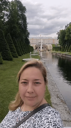 Peterhof's Grand Cascade draws crowds on a summer afternoon