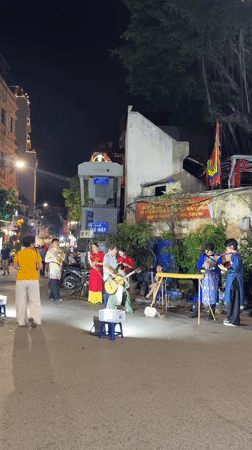 Traditional street musicians perform evening concert in Hà Nội