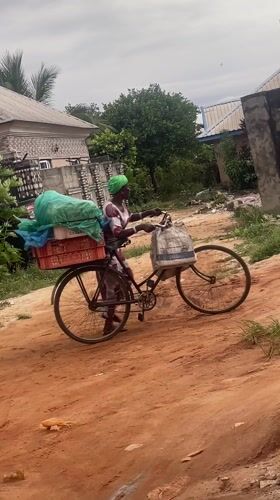 Daily life documented in Abraka, Nigeria market area