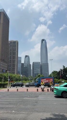 Morning street life documented in Haizhu District, China