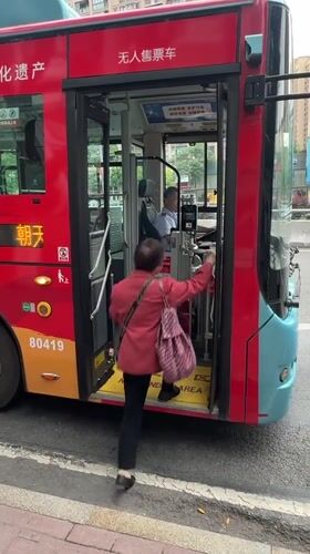 Morning commute scenes captured across Shapingba District, China