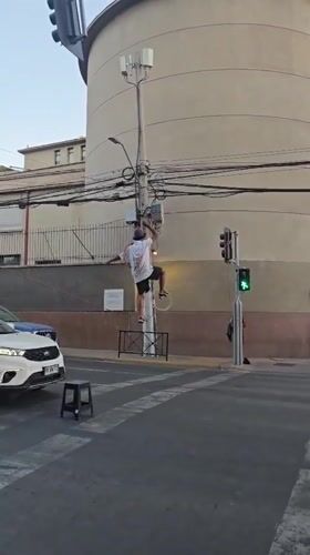 Man hangs white ring on utility pole in Providencia