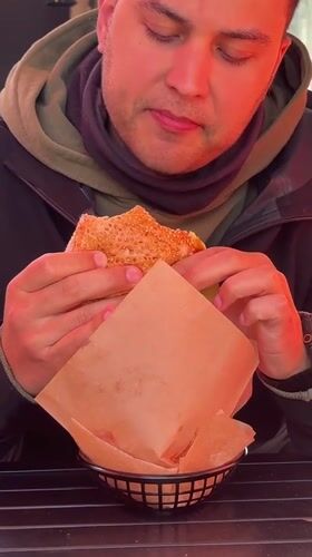Person tracks nutrition while eating burger in Kiel