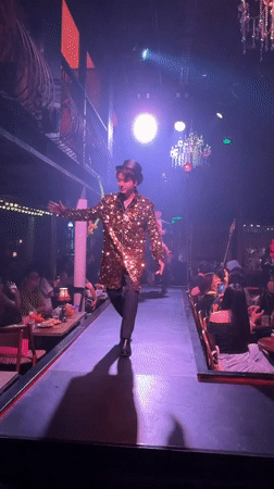 Drag cabaret show draws crowds in Chongqing entertainment district