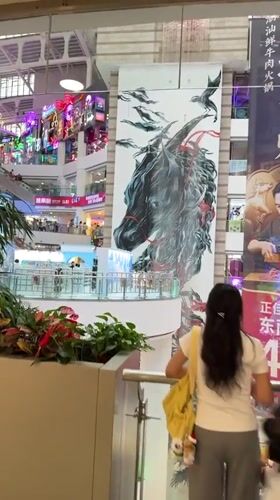 Shopping mall and ceremonial displays documented in Tianhe District