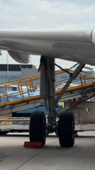 Routine aircraft servicing operations documented at Schiphol Airport