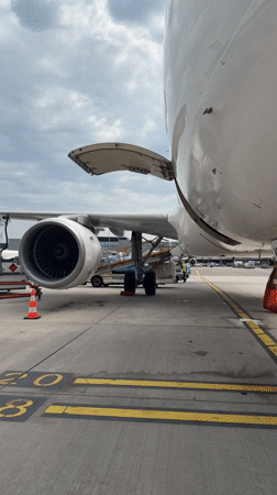 Routine aircraft servicing operations documented at Schiphol Airport