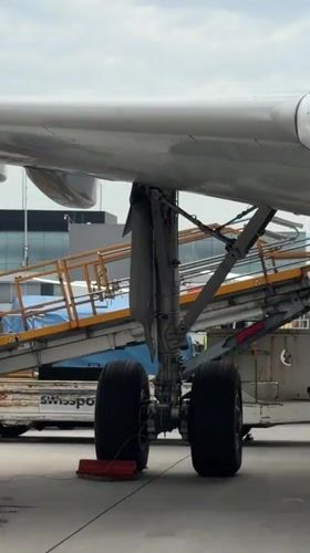 Routine aircraft servicing operations documented at Schiphol Airport