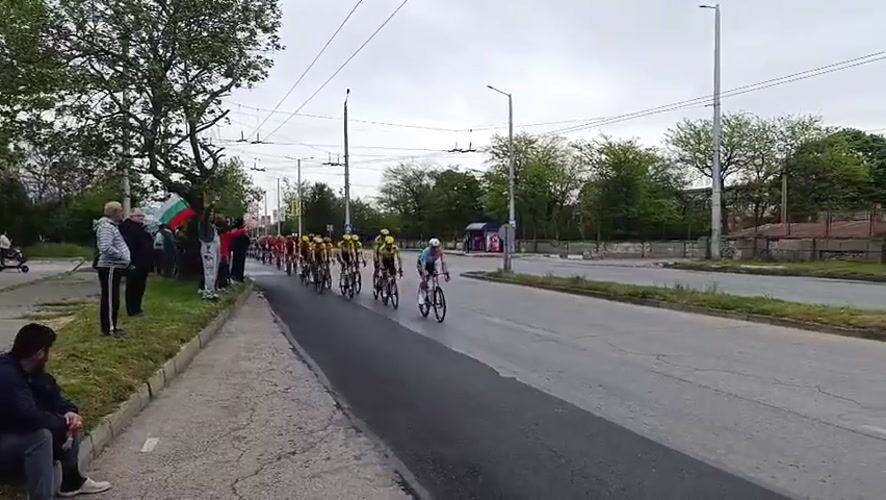 Cycling race draws spectators with Bulgarian flags in Sliven