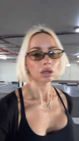 Woman documents Dubai morning workout routine through selfie sequence