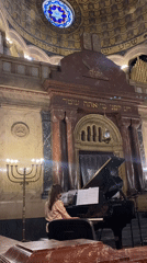 Musical performance held at Buenos Aires synagogue features piano, violin