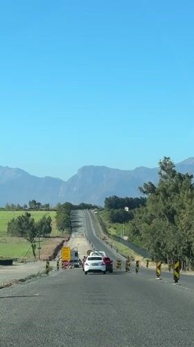 Traffic delays and scenic views documented on R44 Stellenbosch route