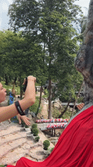 Photo session on Thai coastal rocks captured by witnesses