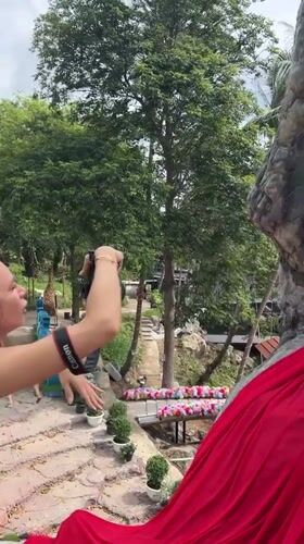 Photo session on Thai coastal rocks captured by witnesses