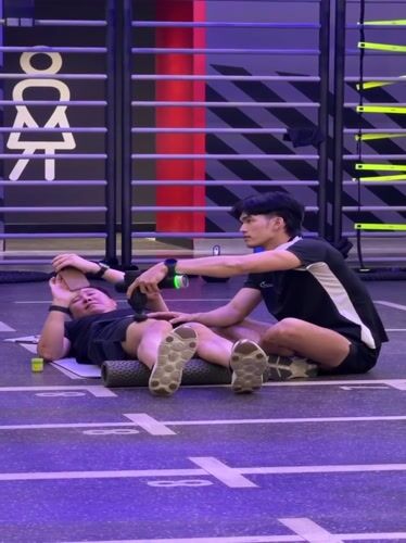 Morning workout session documented at Thai fitness center