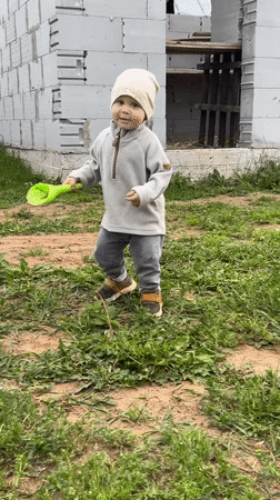 Backyard afternoon in Chaikovsky — kids playing, casual moments
