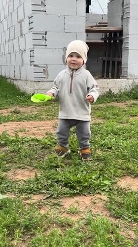 Backyard afternoon in Chaikovsky — kids playing, casual moments