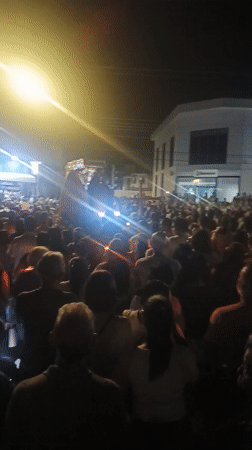 Religious procession with Jesus statue draws crowds in Tinaquillo