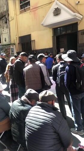 Rural teachers demonstrate in La Paz with police present