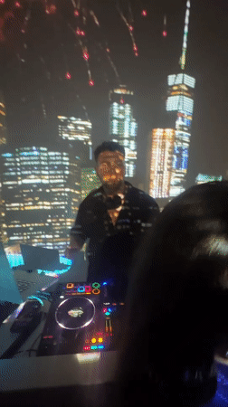 Late-night DJ performance draws crowds in New York venue